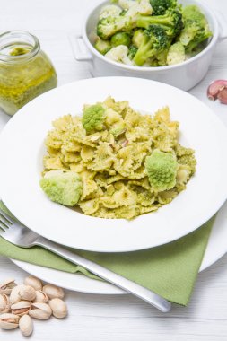 Soslu ve sebzeli makarna.