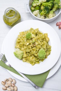 Soslu ve sebzeli makarna.