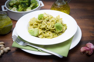 Soslu ve sebzeli makarna.