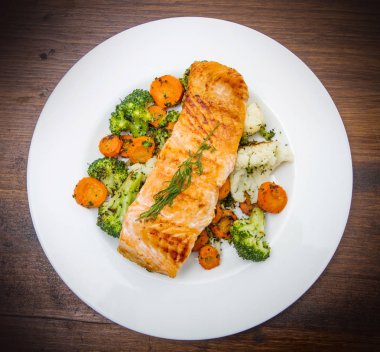 bir yatakta sebze somon fileto