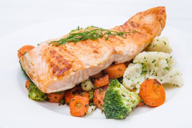 bir yatakta sebze somon fileto