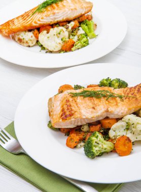 bir yatakta sebze somon fileto