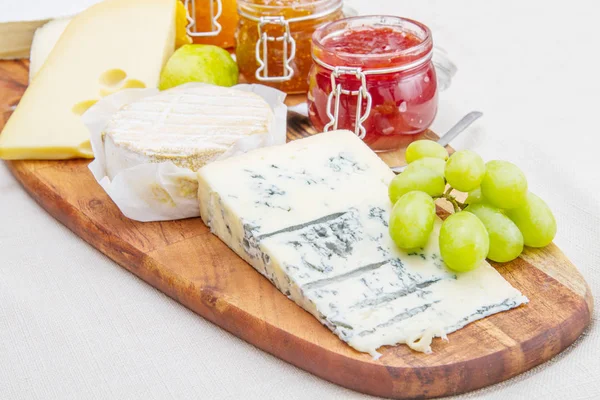 Plateau avec fromage et confitures — Photo