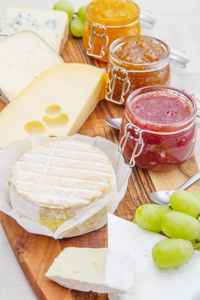 Tablero con queso y mermeladas — Foto de Stock