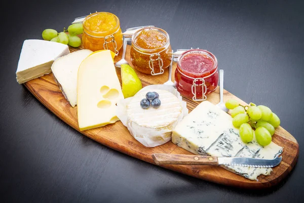 Tablero con queso y mermeladas — Foto de Stock