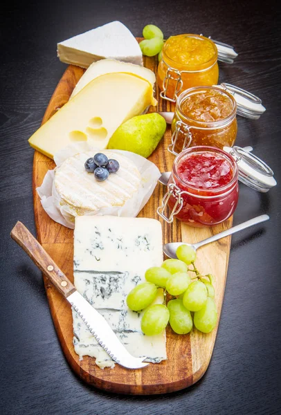 Tablero con queso y mermeladas — Foto de Stock