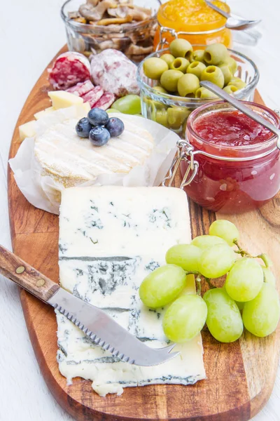 Tablero con queso y mermeladas — Foto de Stock