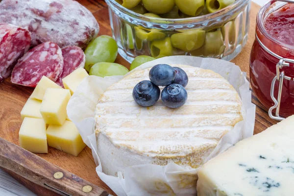 Bordo con formaggio e marmellate — Foto Stock