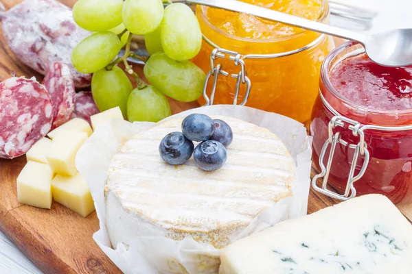 Bordo con formaggio e marmellate — Foto Stock