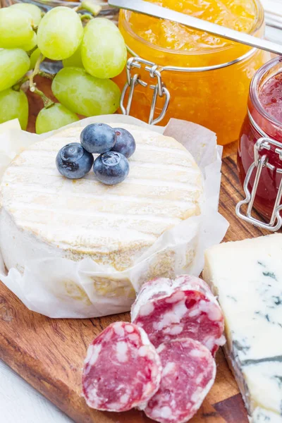 Tablero con queso y mermeladas — Foto de Stock