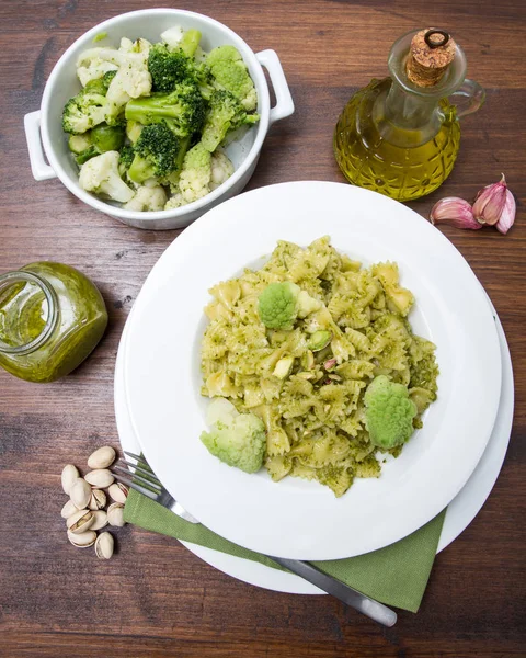 Pasta con salsa y verduras —  Fotos de Stock