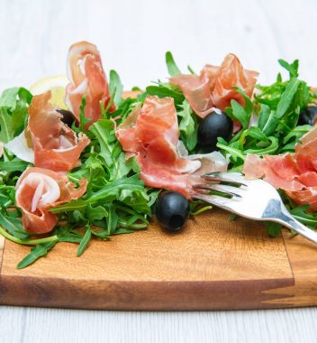 aragula ve çiğ jambon ile doğrama tahtası