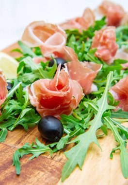 aragula ve çiğ jambon ile doğrama tahtası