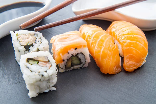 Leisteen plaat met sushi eten — Stockfoto