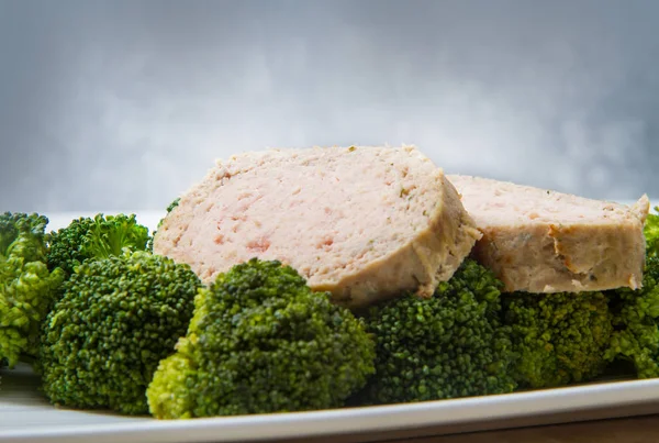 Teller mit Leberkäse und Brokkoli — Stockfoto