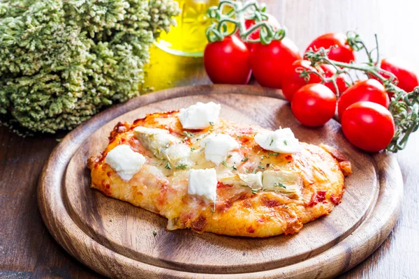 Pizza mit Artischocke und Oregano auf Holz — Stockfoto