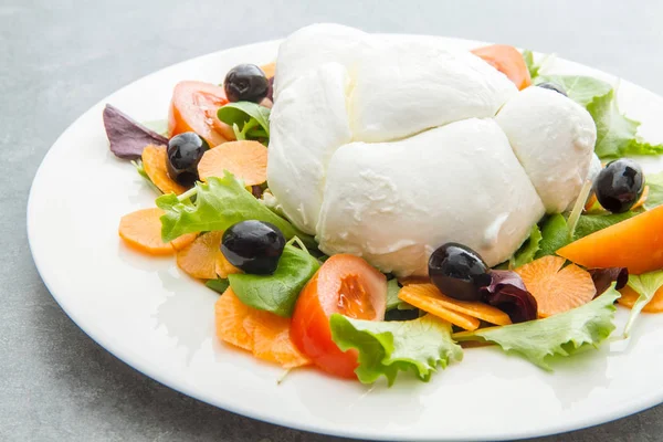 Frischer italienischer Mozzarella mit gemischtem Salat — Stockfoto