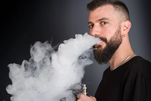 Beared muž kouření elektronická cigareta — Stock fotografie