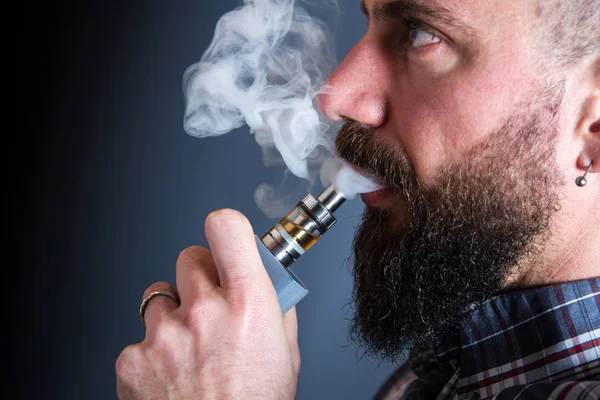 Beared man röka elektronisk cigarett — Stockfoto