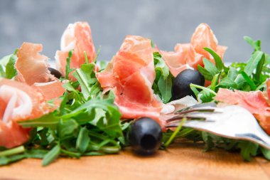 aragula ve çiğ jambon ile doğrama tahtası