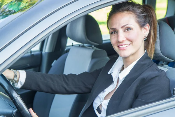 Mujer feliz en su coche nuevo — Foto de Stock