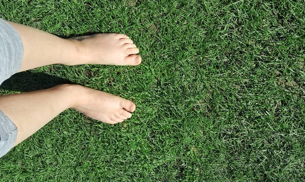 Bebê descalço no gramado da grama — Fotografia de Stock