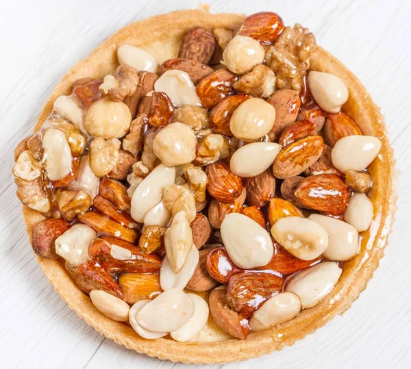 Torkad frukt tårta med nötter, mandlar och hasselnötter — Stockfoto