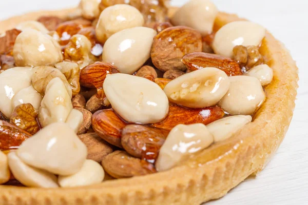 Sušené ovoce dort s mandlemi, ořechy a lískové oříšky — Stock fotografie