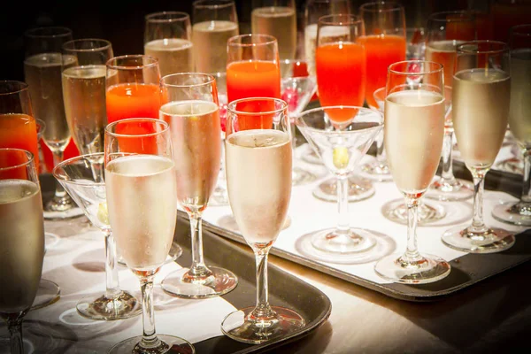 Rad med glas fyllda med champagne uppradade redo att serveras — Stockfoto