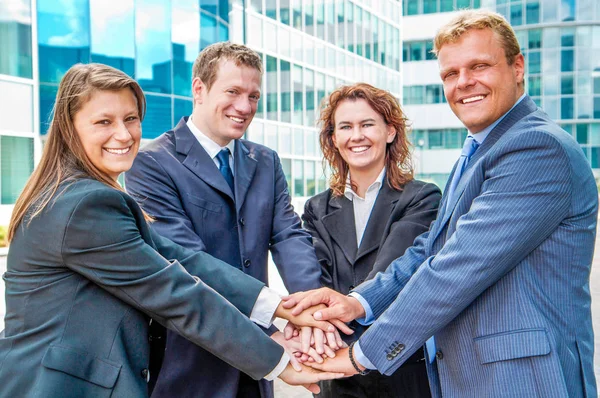 Equipe de negócios positiva feliz — Fotografia de Stock