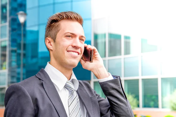 Retrato de un joven empresario hablando por teléfono — Foto de Stock