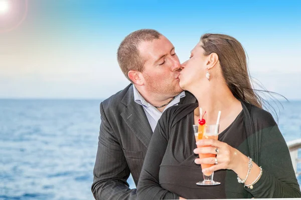 Mand kysser kvinde - Stock-foto