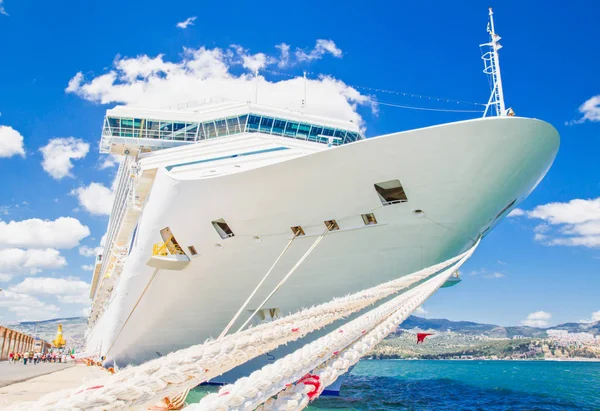 Cruiseschip in de haven van — Stockfoto