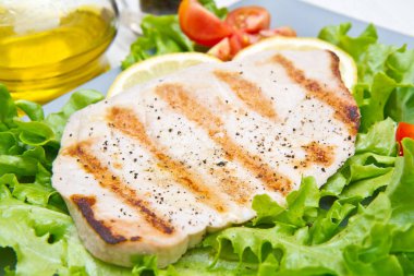 salata ve domates ile ızgara ton balığı fileto