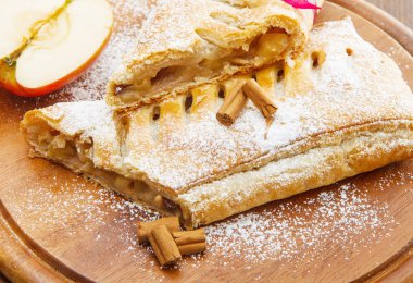 elma strudel taze elma ve tarçın ile