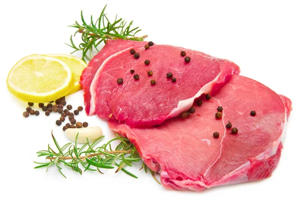 Carne cortada em bruto fundo branco — Fotografia de Stock