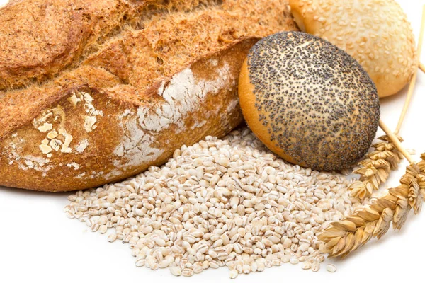 Zdravé multi pšenično-žitný chléb na bílém — Stock fotografie