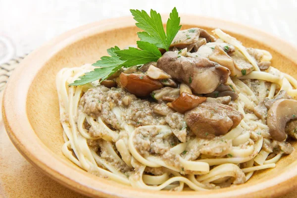 Plat de crock avec tagliatelles et champignons — Photo