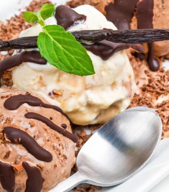 Çikolata ve vanilyalı dondurma. 