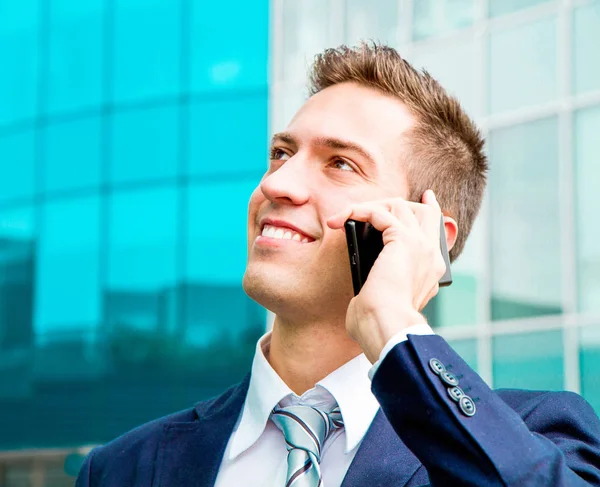 Porträtt av en ung affärsman som pratar i telefon — Stockfoto