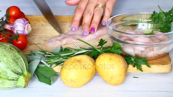 Chef-kok bereidt kipnuggets met rozemarijn en salie — Stockvideo