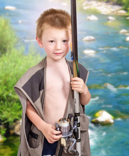 Liten pojke med fiskeutrustning — Stockfoto