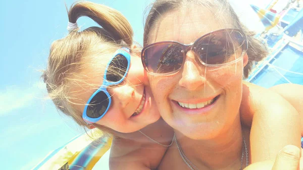 Mãe e filha sorriem felizes na praia — Fotografia de Stock