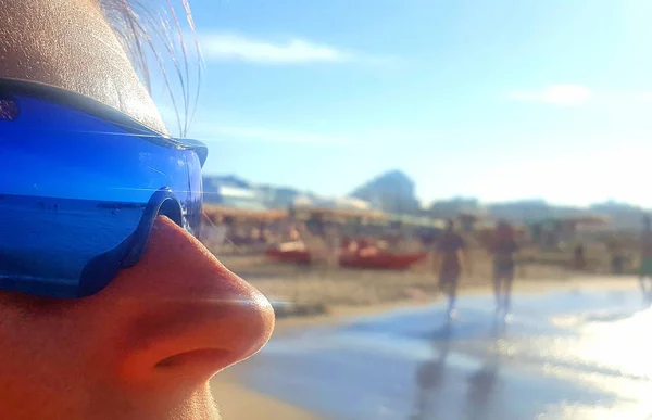 Momentos de verano reflejados en las gafas — Foto de Stock