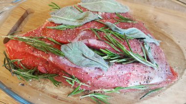 Biberiye, adaçayı ve biber pişirilmeli hazır çiğ et 