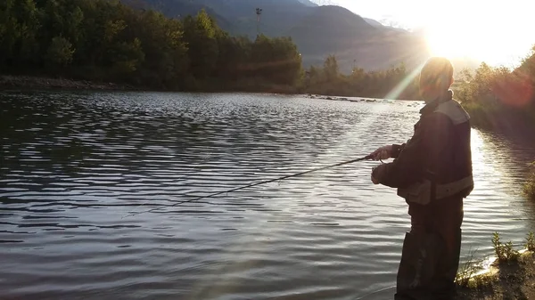 Pêcheur à l'aube sur la rivière — Photo