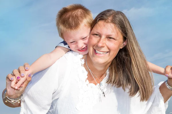 Mom and son are playing happy smiling — Stock Photo, Image