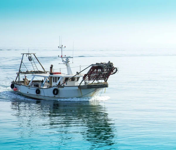 Un bateau de pêche entre dans le port de Cattolica — Photo