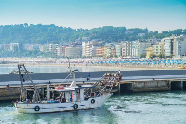 Um barco de pesca está entrando no porto de Cattolica — Fotografia de Stock