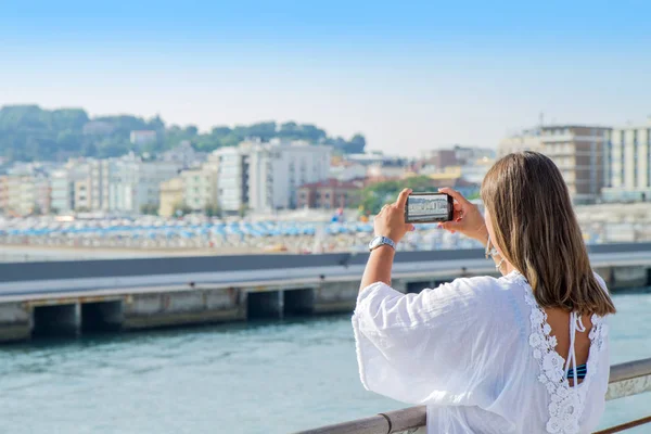 Woman is taking a photo at Gabicce beach — Stock Photo, Image